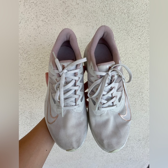 Nike Womens Quest 3 Running Shoes Plantinum Tint Red Bronze 003 (Size 8) - Picture 3 of 7